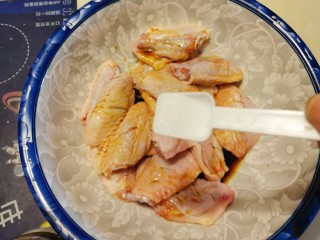 5、香酥炸鸡翅,放入白糖和盐