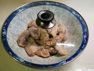 8、香酥炸鸡翅,静置腌制半个小时