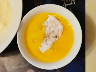 11、香酥炸鸡翅,放入鸡蛋液里滚一圈