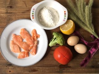 1、三文鱼时蔬蛋黄饼,准备食材如上图。