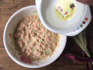 9、三文鱼时蔬蛋黄饼,加少量清水搅拌均匀，面糊不要太浓了，基本能挂起不易掉落即可。