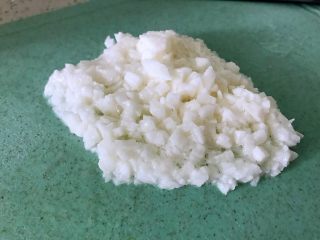 1、土豆花环,马蹄去皮剁碎。