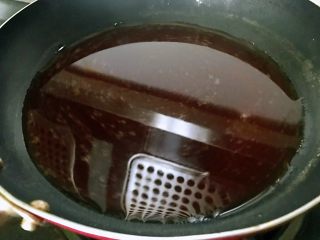 9、土豆花环,倒入锅中，用小火烧开就可以了。