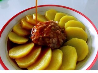 11、土豆花环,蒸锅时间到后，盘子从锅中拿出来，刚做好的水淀粉浇上去。