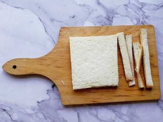 4、肉松吐司卷,吐司片分别切去吐司边