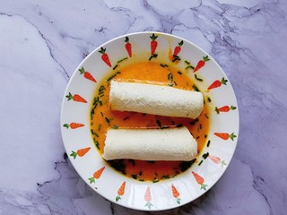 7、肉松吐司卷,将吐司卷放入蛋液内，让表面均匀的裹上蛋液混合物