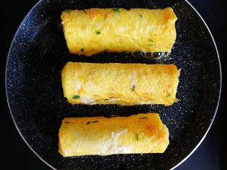9、肉松吐司卷,煎至四周微黄出锅