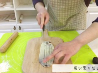 6、宝宝辅食：宝宝版豆沙面包卷-12M+,11、用水果刀从上到下划一些口子，两层面皮都划开。