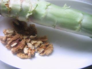 1、核桃莴苣,准备的材料。莴笋去皮切条。