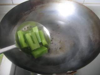 4、核桃莴苣,锅中水开焯一下莴笋后捞出。