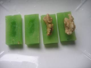 5、核桃莴苣,核桃仁放入莴笋上。