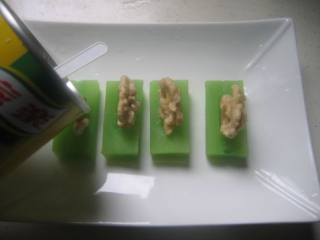 6、核桃莴苣,撒入鸡精。