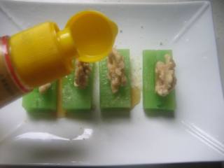 7、核桃莴苣,淋入香油。