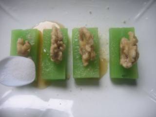 8、核桃莴苣,加入精盐拌匀。