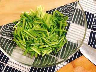 4、芹菜炒香干,切成小段