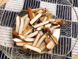 6、芹菜炒香干,香干热水泡一下去腥