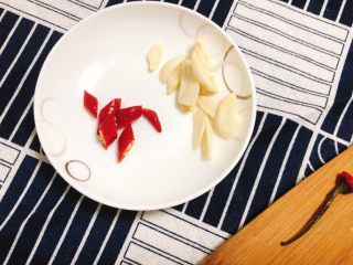 7、芹菜炒香干,辣椒切圈，蒜切片