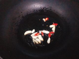 8、芹菜炒香干,热油把蒜和辣椒煸炒出香味