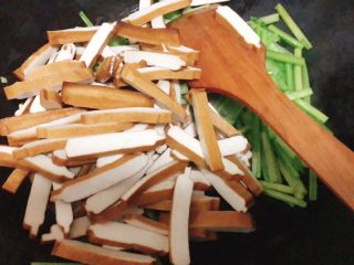 11、芹菜炒香干,加入香干