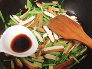 12、芹菜炒香干,加入生抽