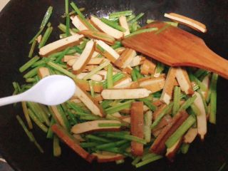 14、芹菜炒香干,最后加盐