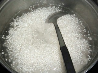 2、杨枝甘露,待水煮开后放入西米，中火煮12钟左右，煮西米时后要不时搅拌一下，以免西米粘锅。