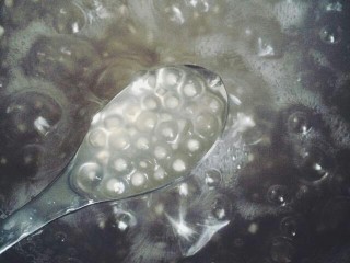 3、杨枝甘露,待西米煮至还剩小白点时，关火加盖在焖15分钟左右，至西米全部透明。