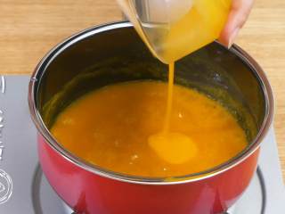 6、8m+南瓜蛋羹,倒入蛋黄~