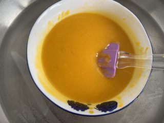 6、芒果慕斯蛋糕,吉利丁片隔水融化（水温不要超过50°C，否则影响凝固），或者将芒果泥隔水加温，再加入软化好的吉利丁片，不断搅拌至吉利丁片完全融化。