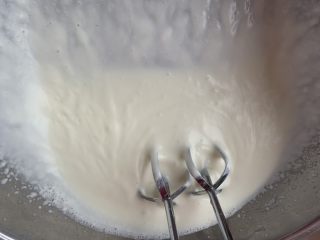 7、芒果慕斯蛋糕,淡奶油中加入糖粉，打发至半流动状态。