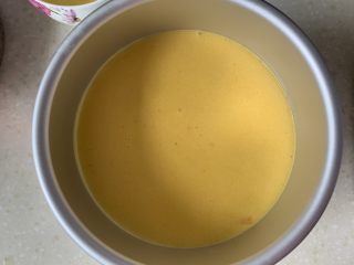 10、芒果慕斯蛋糕,冰箱冷藏2～3小时，慕斯已凝固。