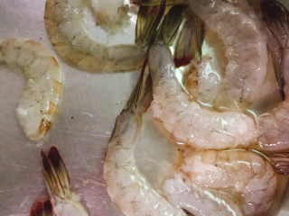 2、鲜虾砂锅粥,剥壳开背去虾线，撒盐、淀粉、料酒拌匀腌制片刻