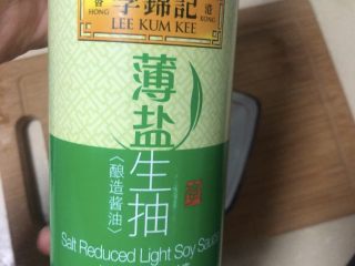 2、豆皮金针菇卷,碗中加生抽2勺