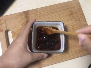 8、豆皮金针菇卷,搅拌均匀酱料就调好了