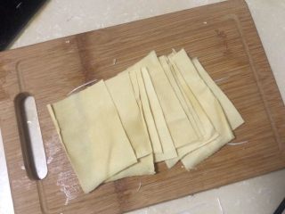 11、豆皮金针菇卷,豆皮切成小块