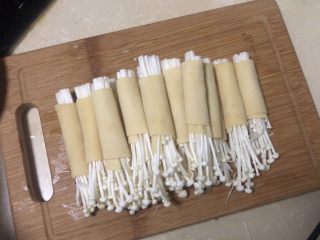13、豆皮金针菇卷,卷好啦