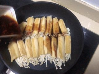 18、豆皮金针菇卷,加入调好的料汁