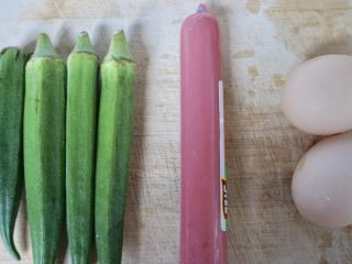 1、秋葵炒鸡蛋,食材准备好。