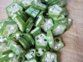 2、秋葵炒鸡蛋,秋葵用盐搓洗表面绒毛之后切成段。