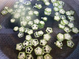 3、秋葵炒鸡蛋,放入锅中焯水。