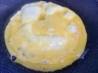 6、秋葵炒鸡蛋,然后进行翻面