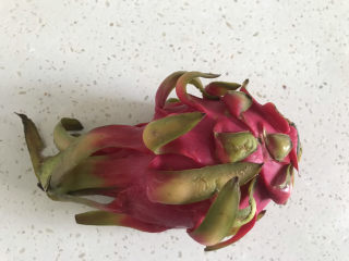 1、宝宝火龙果甜甜圈????,准备一个火龙果