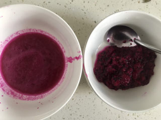 2、宝宝火龙果甜甜圈????,用滤网过滤出火龙果汁