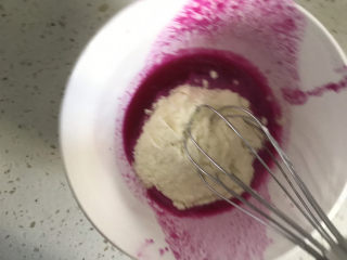 4、宝宝火龙果甜甜圈????,火龙果汁中加入奶粉搅拌均匀至无颗粒