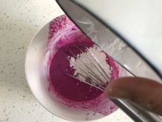 5、宝宝火龙果甜甜圈????,再加入玉米淀粉搅拌均匀至无颗粒