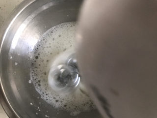 7、宝宝火龙果甜甜圈????,蛋清中加入几滴柠檬汁，打蛋器开高速打到鱼眼粗泡泡时加入1/3白糖（第一次）