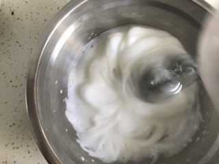 8、宝宝火龙果甜甜圈????,打发至粗泡泡变的细腻时加入第二次白砂糖