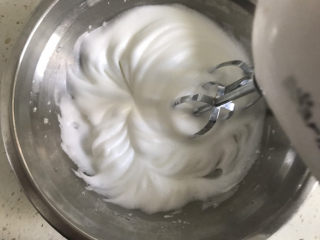 9、宝宝火龙果甜甜圈????,打发至出现明显纹路时加入最后1/3糖（第三次）