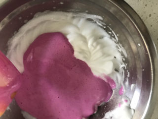 11、宝宝火龙果甜甜圈????,取1/3的蛋白霜到火龙果糊中翻拌均匀，再全部倒入蛋白霜中，同样的手法翻拌均匀