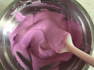 12、宝宝火龙果甜甜圈????,翻拌至看不见蛋白霜